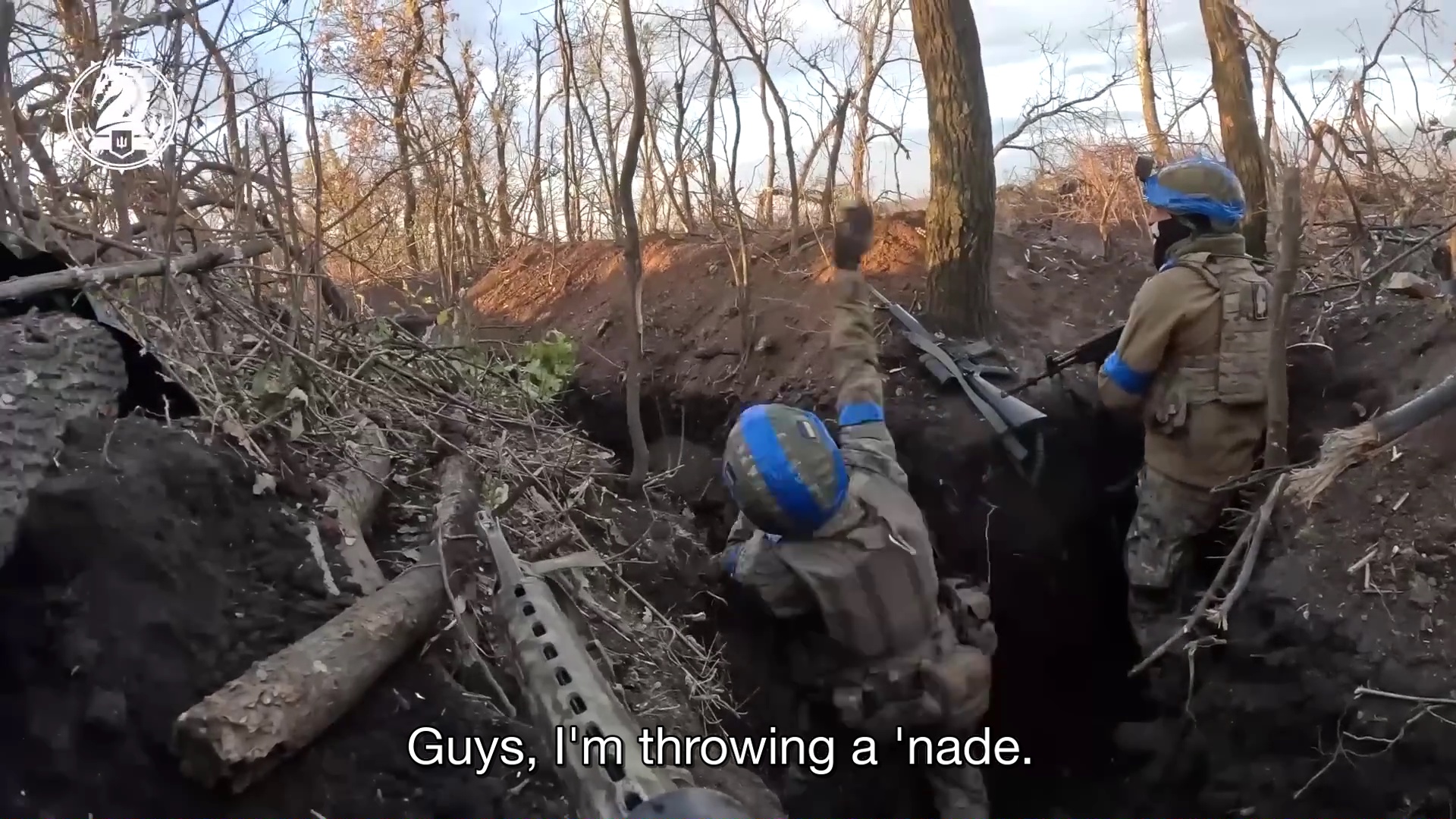 Deux soldats de dos. L'un, le bras en l'air, dit "Guys, I'm throwing a 'nade."