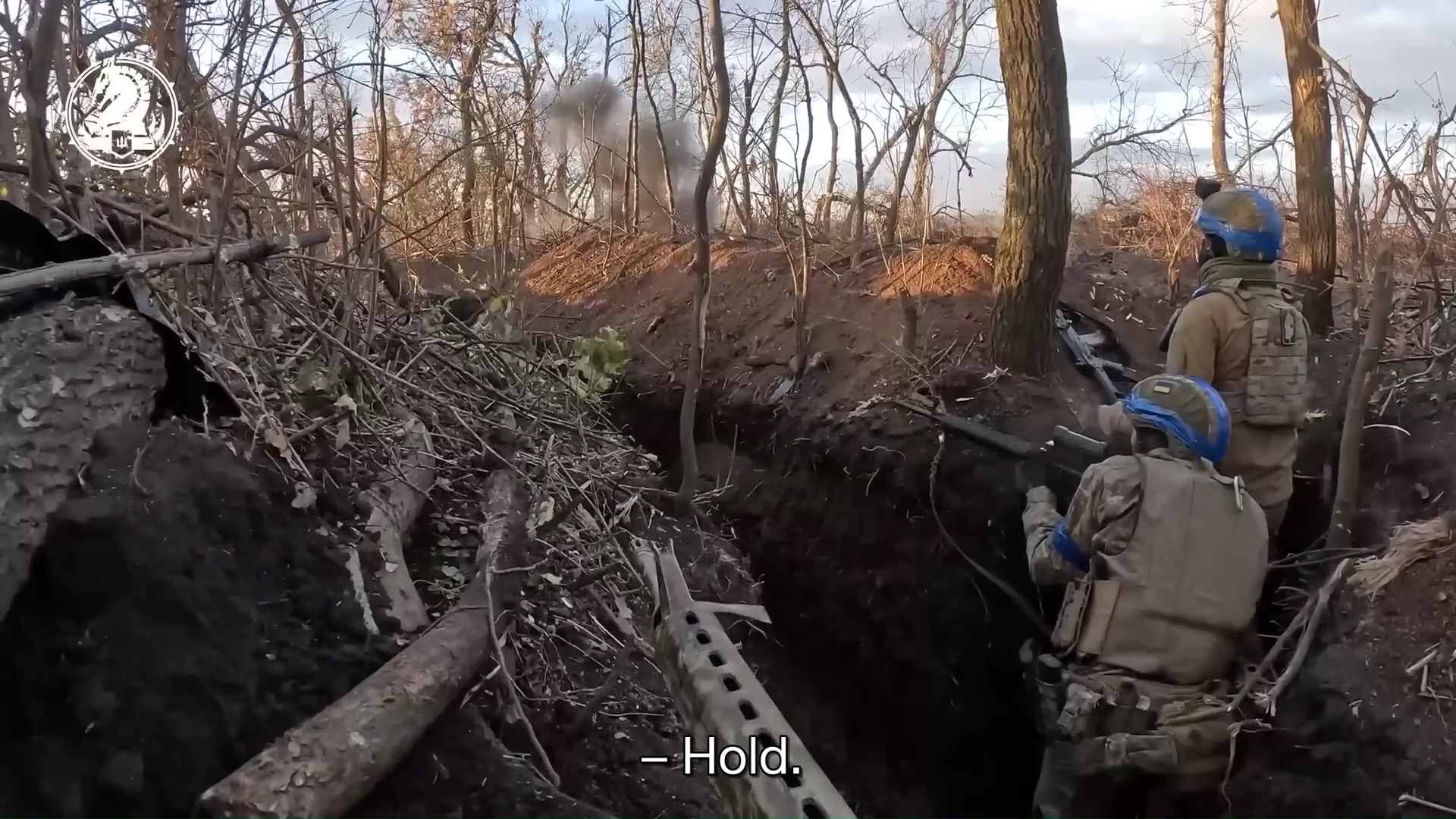 Deux soldats de dos dans une tranchée. En sous-titres "Hold."