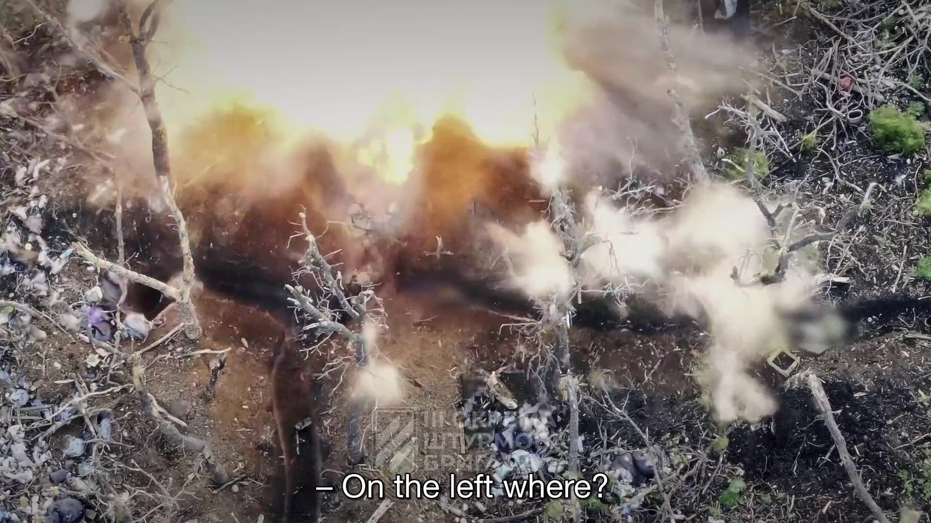 Vue plongeante d'une explosion dans une tranchée. En sous-titre : "On the left where ?"