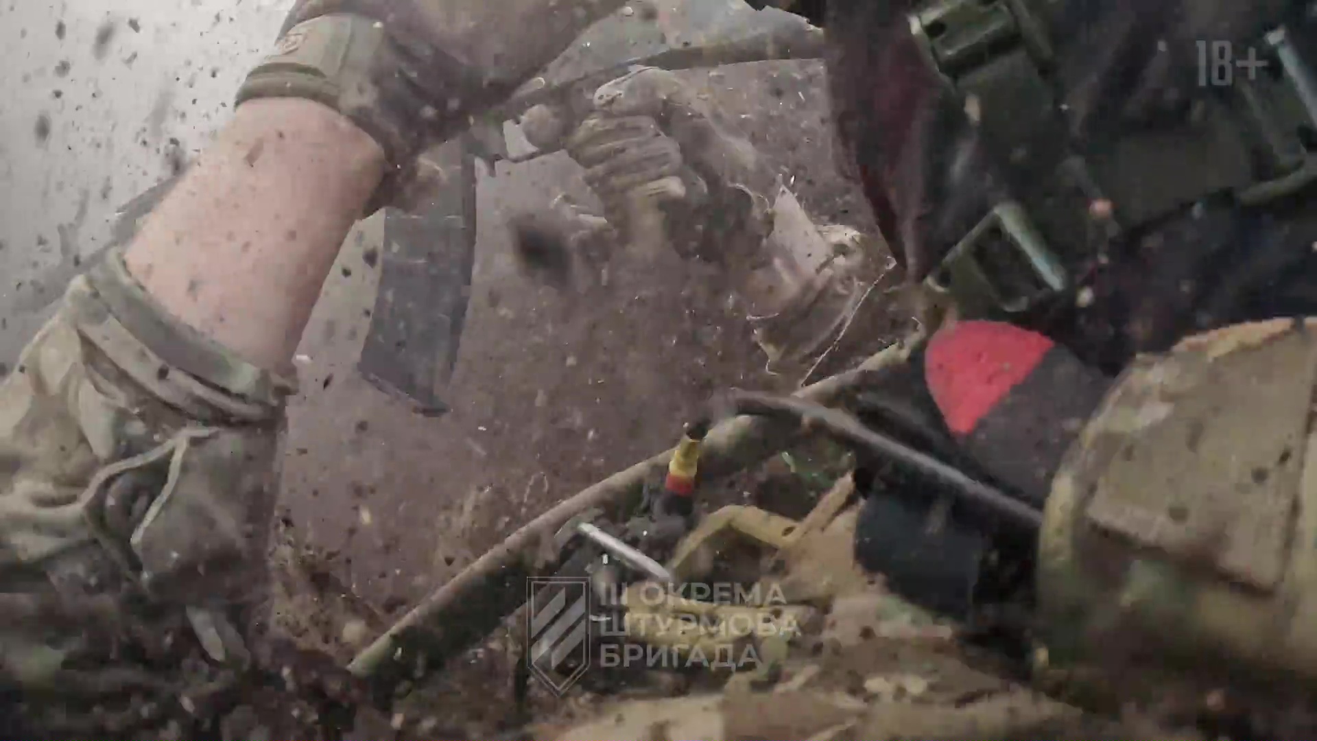 Vue subjective d'une explosion. Des mains tiennent une mitrailleuse au milieu de projectiles et de fumée.