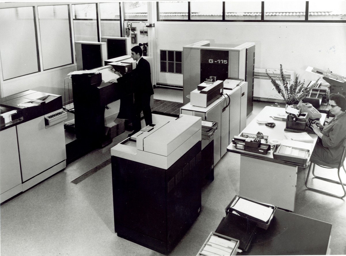 Vue plongeante sur un bureau.