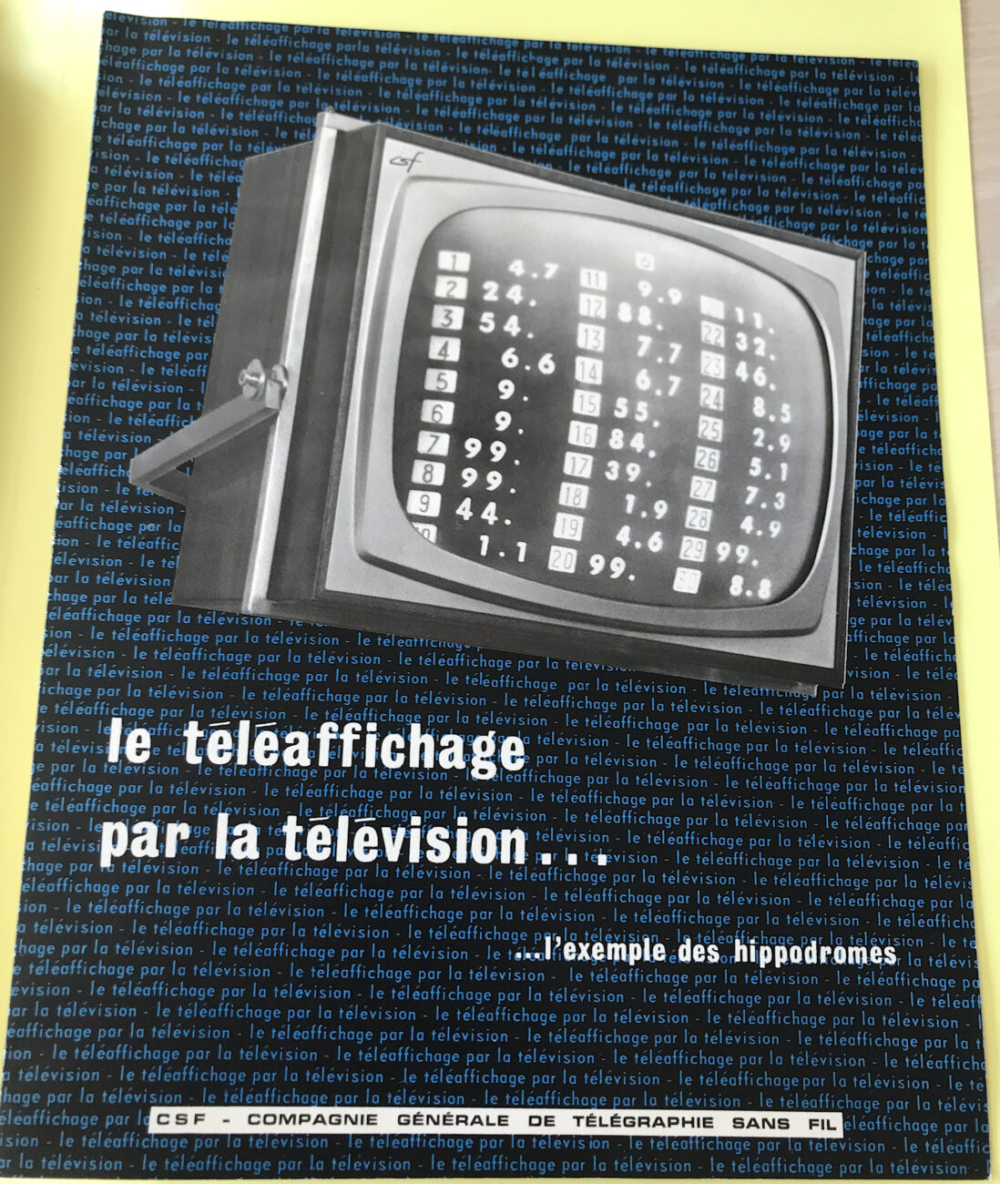 Couverture d'une brochure. Une photo en noir et blanc d'un écran cathodique sur lequel s'affichent des chiffres. En-dessous, le titre : "Le téléaffichage par la télévision... l'exemple des hippodromes". Et l'éditeur : CSF - Compagnie générale de télégraphie sans fil.