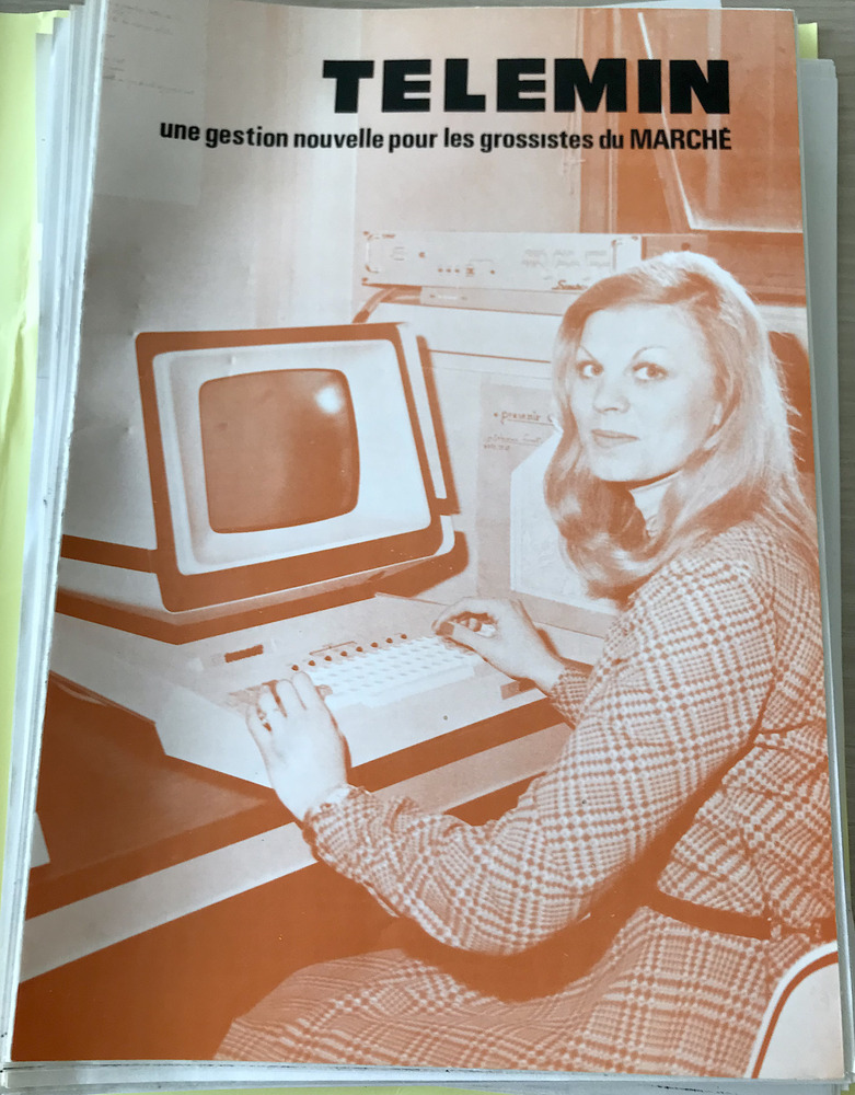 Une couverture de la brochure Télémin, avec pour sous-titre "Une gestion nouvelle pour les grossistes du MARCHÉ3. Une jeune femme blonde, en robe à manches longues, regarde l'objectif, les mains posées sur un clavier d'ordinateur.