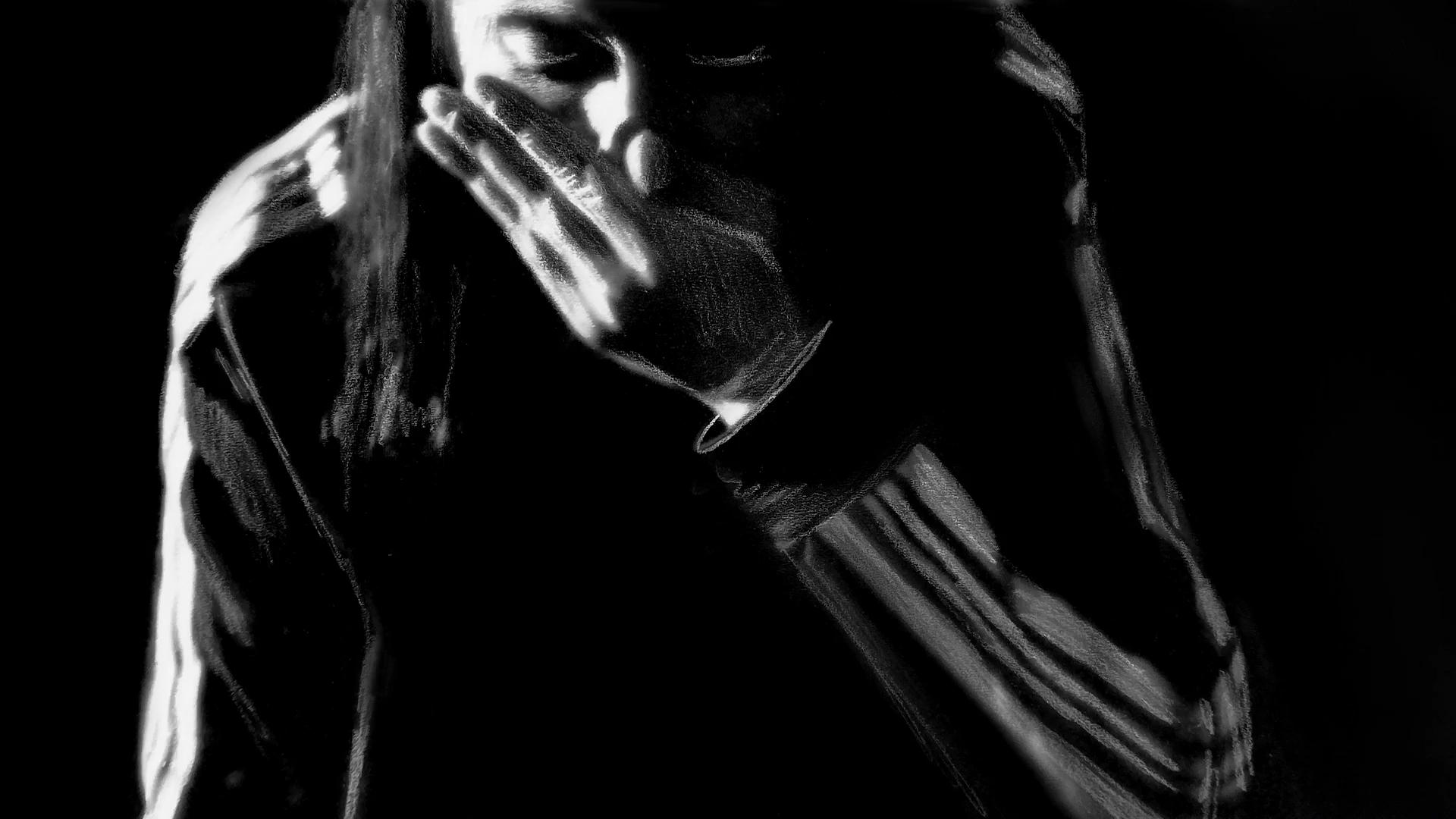Une femme comme dessinée au fusain, en noir et blanc, en survêtement, se penche en avant, la main sur la bouche.