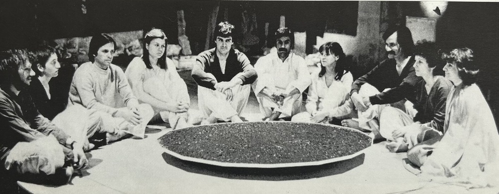 Un grand groupe assis autour d'un immense plat ovale.