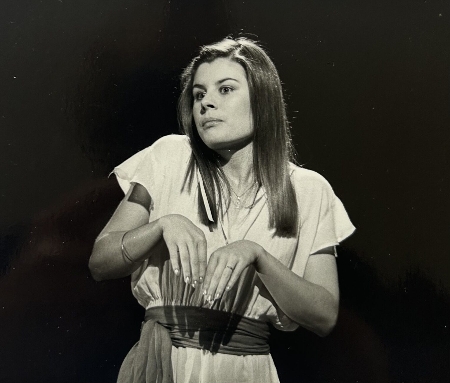 Marie-Thérèse L'Huillier avec son habit vu précédemment, les mains en pleine action.
